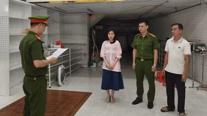 Phòng Cảnh sát kinh tế Công an tỉnh Ninh Bình đã khởi tố bị can Trần Thị Mơ (sinh năm 1984, trú xã Vũ Dương, tỉnh Ninh Bình) về tội "Xâm phạm quyền sở hữu công nghiệp"