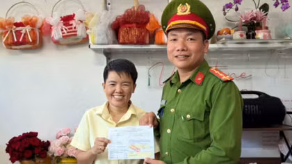 Công an xã ở Quảng Ngãi hỗ trợ người dân trao trả 350 triệu đồng chuyển khoản nhầm