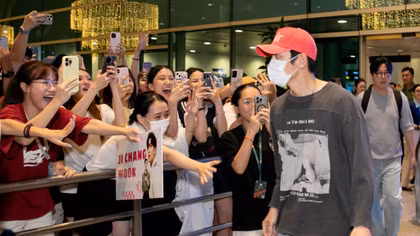 Tài tử Ji Chang-wook bịt khẩu trang kín mít tại sân bay Đà Nẵng