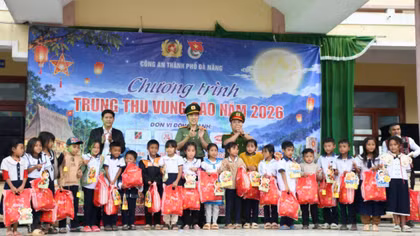 Mang Trung thu yêu thương đến với trẻ mồ côi, học sinh vùng biên giới, miền núi 