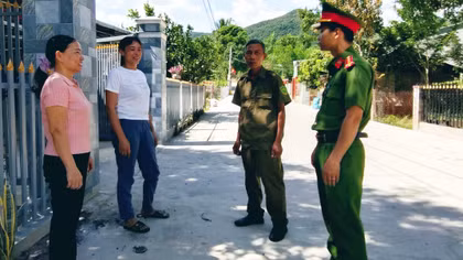 Bài 3: Công an cơ sở với phong trào “Vì việc làng, đất vàng cũng hiến”