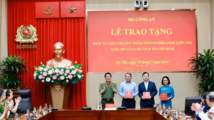 Bộ Công an trao tặng Phim tài liệu về chuyến thăm Liên Xô năm 1955 của Chủ tịch Hồ Chí Minh