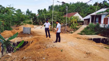 "Vì việc làng, đất vàng cũng hiến”