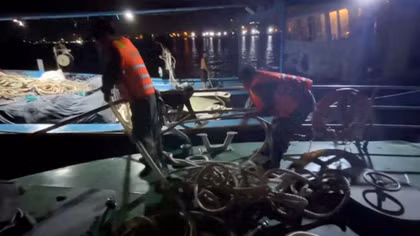 Cứu nạn tàu cá cùng 10 ngư dân gặp nạn trên biển trong đêm