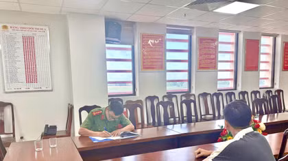 Đăng sai sự thật tin 2 thanh niên cố thủ trên mái nhà, chủ tài khoản bị phạt 