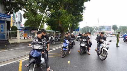 Mang hung khí, chạy xe tốc độ cao rồi quay lại… đăng lên Tiktok