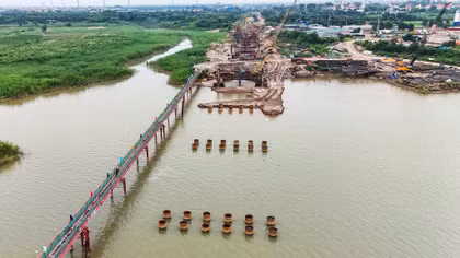 Tiến độ thi công cầu Thượng Cát rất chậm