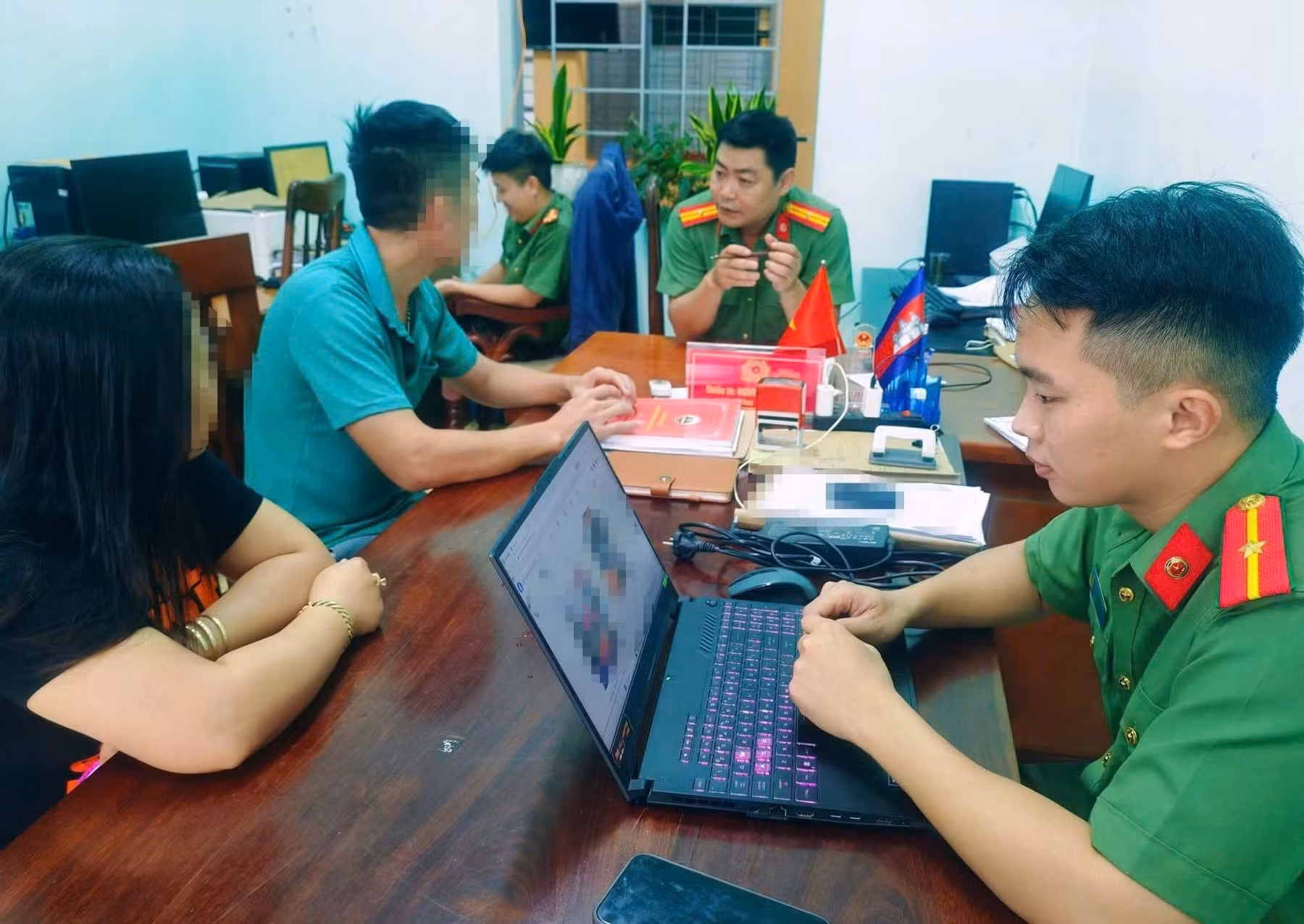 cong-an-xa-ia-dom-lam-viec-voi-cac-truong-hop-tuong-tac-voi-trang-mang-phan-dong.jpg