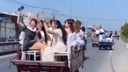 Xử phạt, tịch thu 3 xe ba bánh chở người đưa dâu