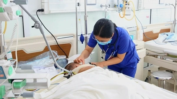 Trẻ bị liệt mềm toàn thân, biến chứng nặng sau nhiễm Adenovirus