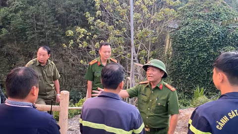 Công an Lào Cai sử dụng flycam và camera dưới nước tìm kiếm nạn nhân mất tích
