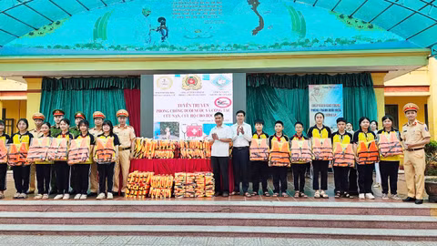 Tuyên truyền kỹ năng phòng, chống đuối nước cho gần 8.000 học sinh, giáo viên vùng ven sông