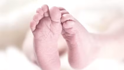 Em bé chưa tròn một tuổi qua đời sau khi nhiễm COVID-19