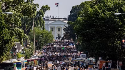 Biển người tràn xuống đường phố Washington biểu tình chống phân biệt chủng tộc