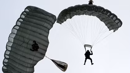 Lính dù Nga nhảy dù ở Bắc Cực với độ cao 10.000m