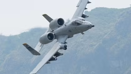 A-10 "Lợn lòi" văng kính chắn gió, phi công Mỹ thoát hiểm ngoạn mục