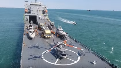 Iran đóng siêu tàu chiến mang máy bay, tên lửa tầm xa