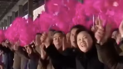 Người Triều Tiên reo hò tiễn Chủ tịch Kim Jong-un lên tàu đi Hà Nội