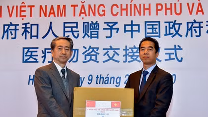 Việt Nam tặng Trung Quốc thiết bị, vật tư y tế