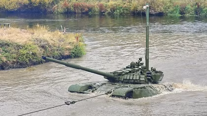 Xe tăng T-72 Nga lặn xuống đáy sông sâu 5m như tàu ngầm