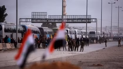 Xe bus chở loạt tay súng phiến quân cuối cùng ùn ùn rời khỏi Đông Ghouta