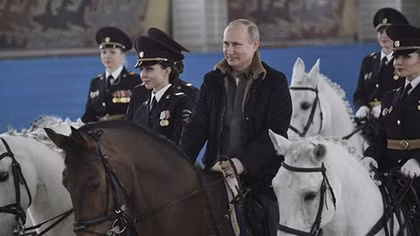 Tổng thống Putin cưỡi ngựa cùng nữ cảnh sát Nga trước ngày 8-3