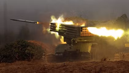 Khoảnh khắc pháo Syria phóng 'bão lửa' áp chế khủng bố ở Hama