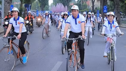 Gần 300 nhà ngoại giao đạp xe dạo phố Hà Nội hưởng ứng Ngày Gia đình ASEAN