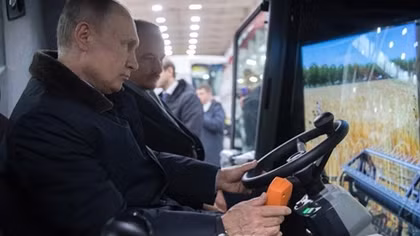 Tổng thống Putin tính đi lái máy gặt nếu không tái đắc cử