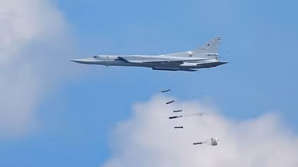 Máy bay Nga dội bão lửa vào đoàn xe của khủng bố ở Idlib