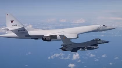 Oach tạc cơ Tu-160 "Thiên nga trắng" của Nga áp sát không phận NATO