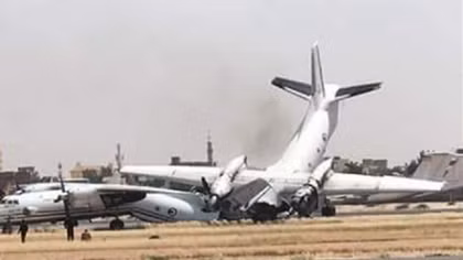 Hai máy bay Antonov "húc" nhau, gãy đôi trên đường băng