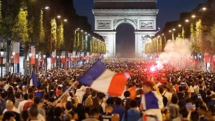 Biển người Pháp đổ ra đường cuồng nhiệt ăn mừng cúp vàng World Cup