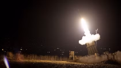 Isrsel tuyên bố kích hoạt phòng không để bắn hạ tên lửa từ Syria