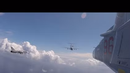 Phi đội chiến đấu cơ Nga duyệt binh trên không ở Syria