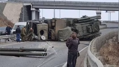 Lái xe bất cẩn, Pantsir-S1 Nga ngửa bụng giữa đường
