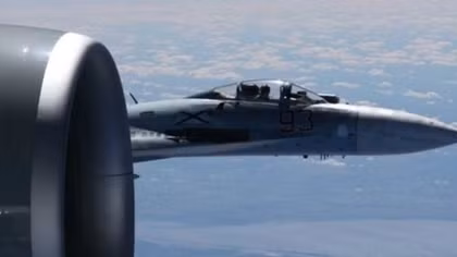 Khoảnh khắc Su-27 Nga áp sát trinh sát cơ Mỹ ở khoảng cách 1,5 m