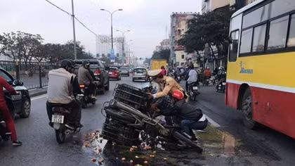 CSGT Thủ đô bốc trứng vỡ giúp dân dọn đường