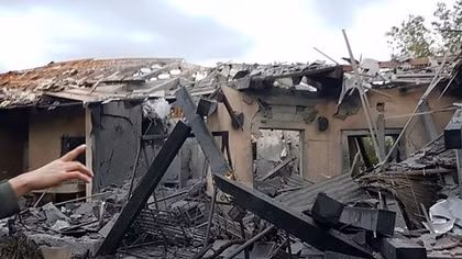 Tên lửa từ Dải Gaza bắn trúng nhà dân ở thủ đô Tel Aviv của Israel