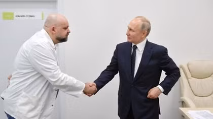 Bác sĩ Nga nhiễm COVID-19 một tuần sau cái bắt tay với Putin