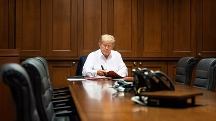 Ông Trump làm việc tới khuya trong bệnh viện dù nhiễm COVID-19