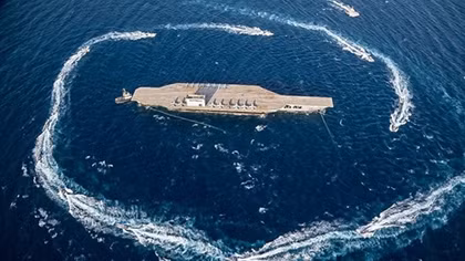 Iran điều tàu áp sát, bắn phá mô hình tàu sân bay Mỹ ở Hormuz