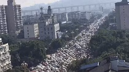 Biển người Lạc Sơn hoảng loạn rời thành phố vì rỏ rỉ chất hoá học