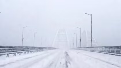 Cầu dài nhất châu Âu nối Nga sang Crimea bị phong toả do bão tuyết