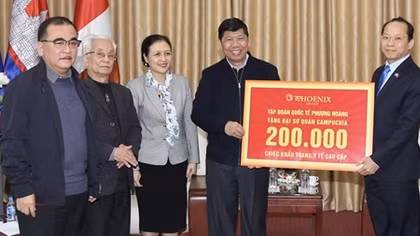Trao tặng Campuchia hơn 260.000 khẩu trang y tế