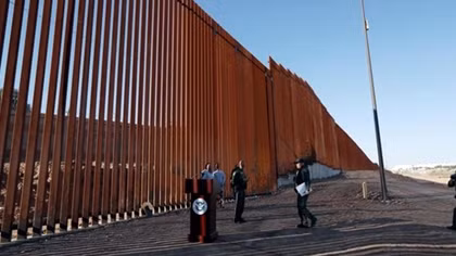 Tổng thống Trump tuyên bố Mexico đang chi tiền xây tường biên giới