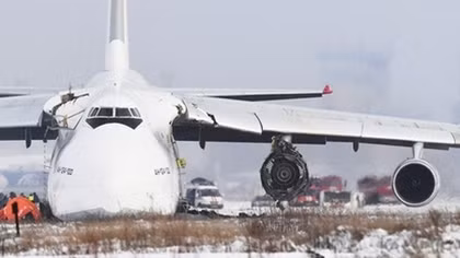 Siêu vận tải cơ An-124 nổ động cơ, trượt khỏi đường băng
