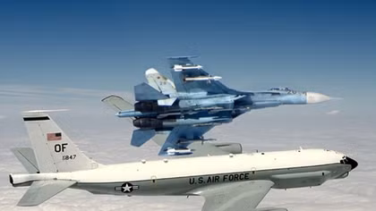  Trinh sát cơ Mỹ suýt rơi vì bị Su-27 Nga cắt mặt