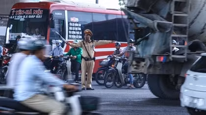 CSGT Hà Nội vất vả xử lý xe khách vi phạm tại cửa ngõ phía Nam
