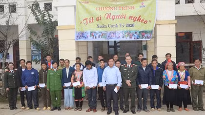 Đem niềm vui Xuân đến với bà con nghèo Tủa Sín Chải